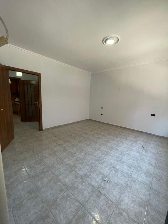 Tirane, jepet me qera ambjent biznesi Kati 1, 132 m² 800 Euro (Faik Konica)