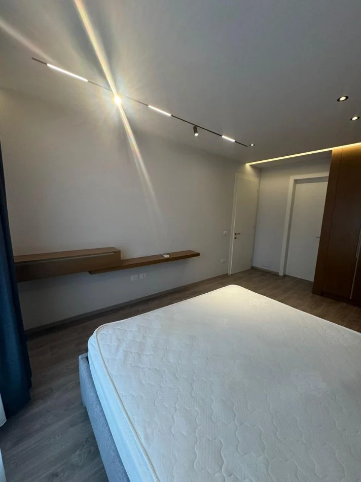 Tirane, jepet me qera apartament 2+1+Ballkon , 110 m² 1.300 € (kompleksi delijorgji)