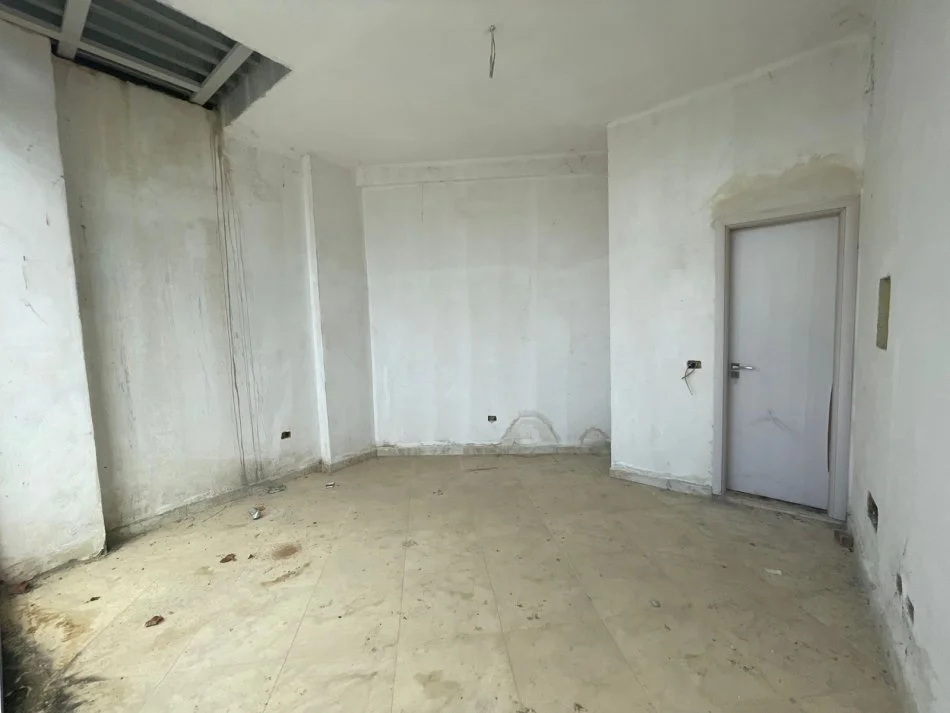 shitet dyqan Kati 0, 23 m² (Fresku)