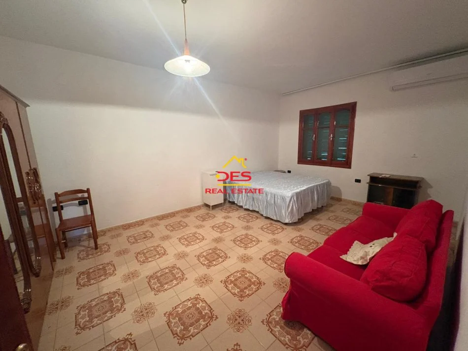 Vlore, jepet me qera shtepi 2+1+Ballkon Kati 0, 110 m² 300 € (Rruga Unaza)