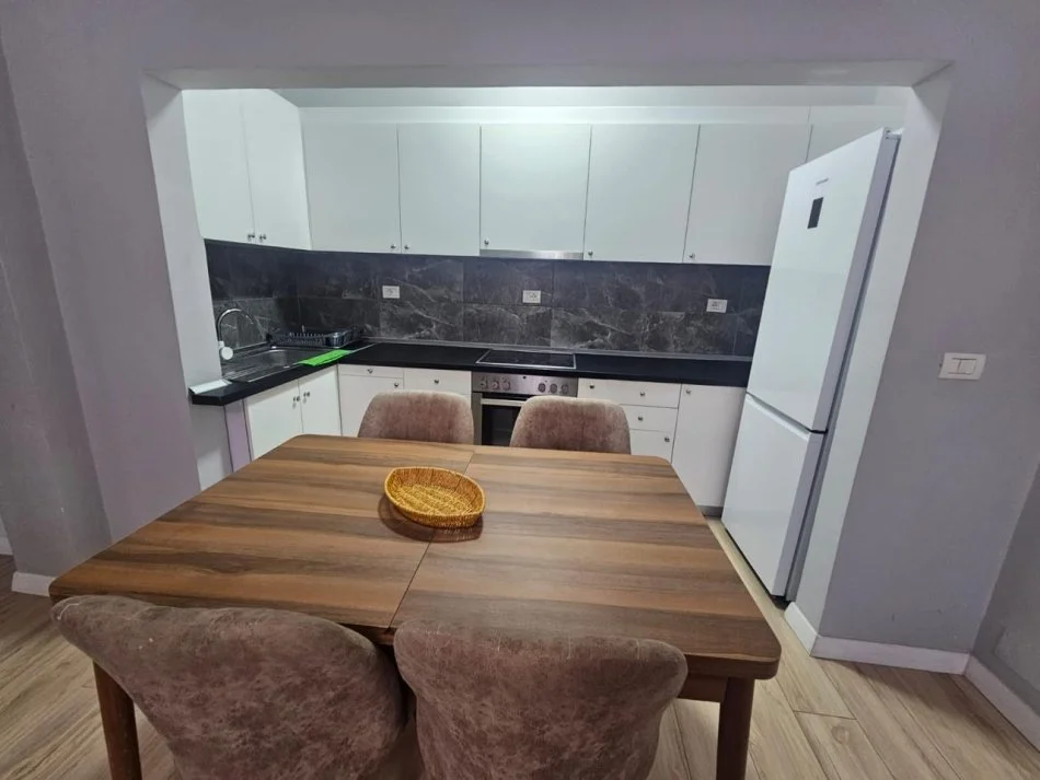 Tirane, jepet me qera 1+1 Kati 4, 500 € (21 Dhjetori)