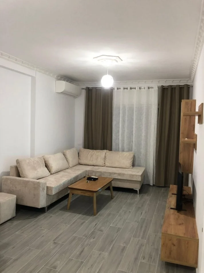 Tirane, jepet me qera apartament 2+1+Ballkon Kati 5, 104 m² 500 € (ne Shkoze)