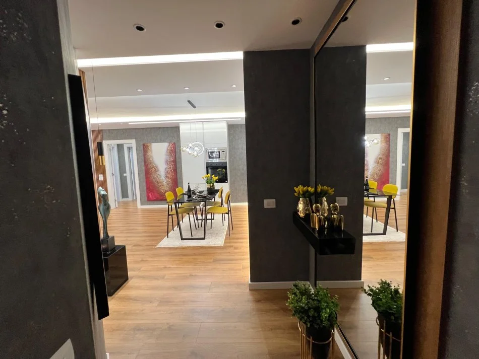 Tirane, shitet apartament 2+1+Ballkon , 110 m² 260.000 € (Colombo)
