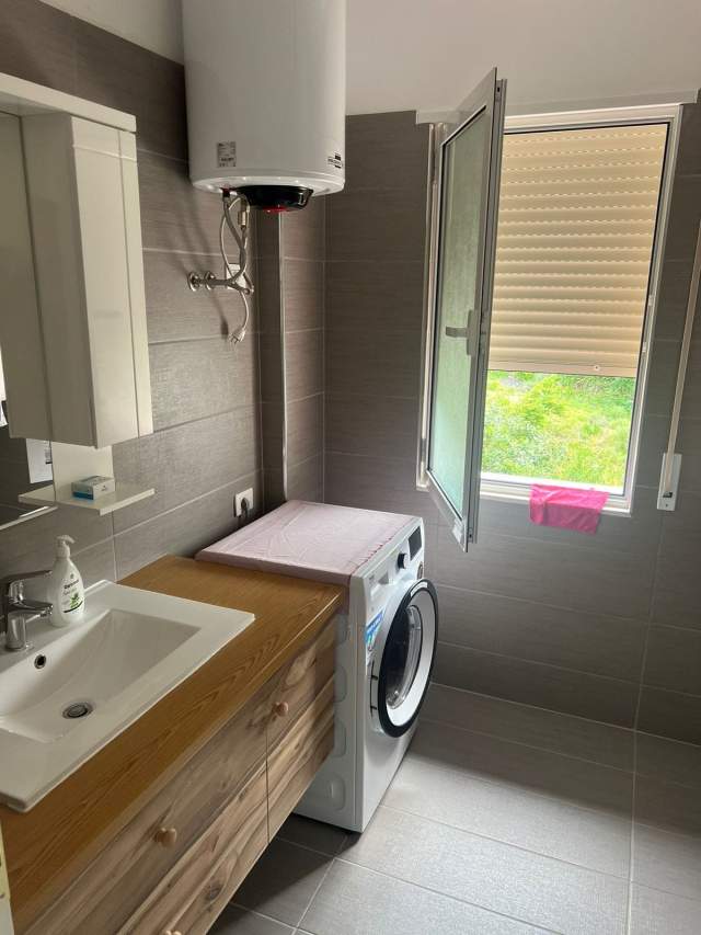 Tirane, jepet me qera apartament 1+1+BLK Kati 3, 64 m² 350 Euro (rruga e Dajtit)