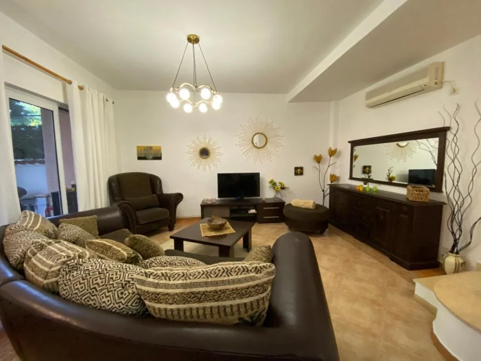 Tirane, jepet me qera apartament+verande | Penthouse Dublex Kati 1, 1.000 € (rruga Artan Lenja)