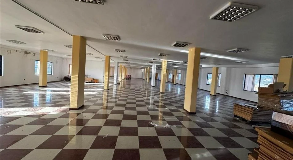Tirane, jepet me qera ambjent biznesi Kati 3, 3.600 m² (Kombinat)