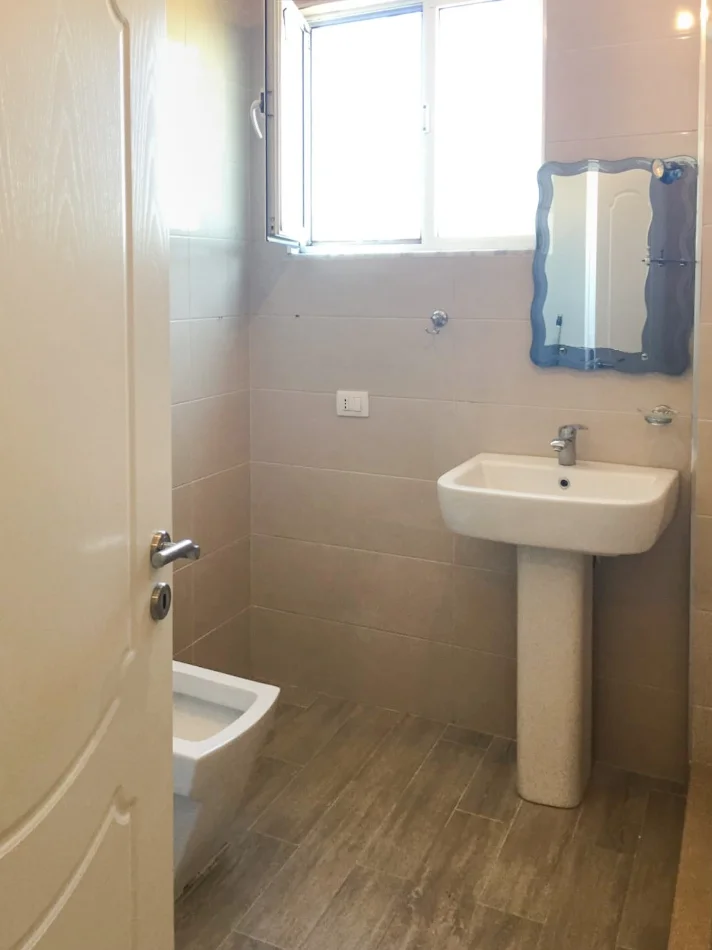 Tirane, jepet me qera apartament 1+1 Kati 4, 67 m² 450 € (Fresku)