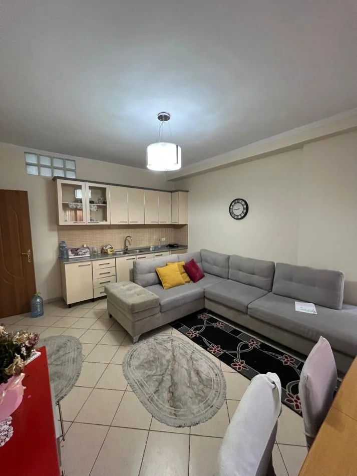 Durres, jepet me qera apartament 1+1 Kati 8, 300 € (TEK TRREGU I MADH)