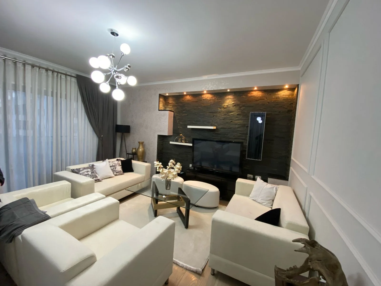 Apartament 2+1+2+Post Parkmi per Qera ,mbrapa Kishes Katolike, Rruga e Kavajes, Tirane.
Cmimi 1200euro muaji bruto