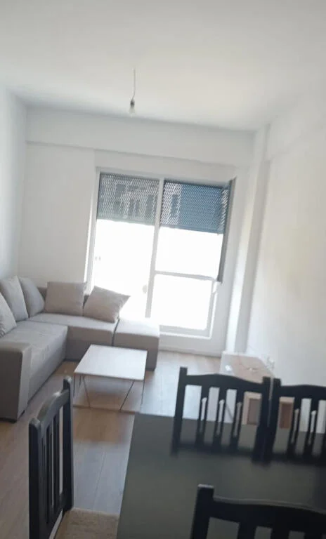 jepet me qera , 400 €