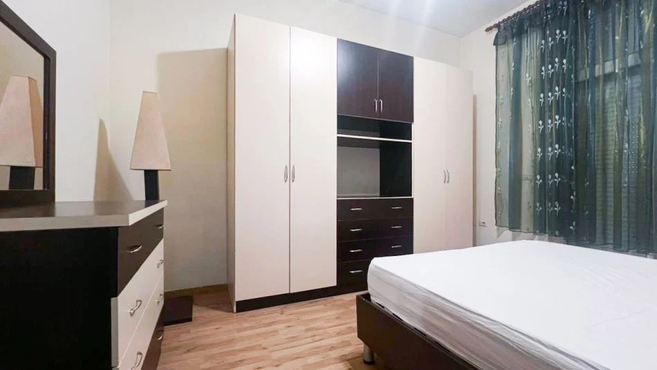 Tirane, jepet me qera apartament 2+1 Kati 3, 90 m² 900 € (Sheshi Skenderbe)