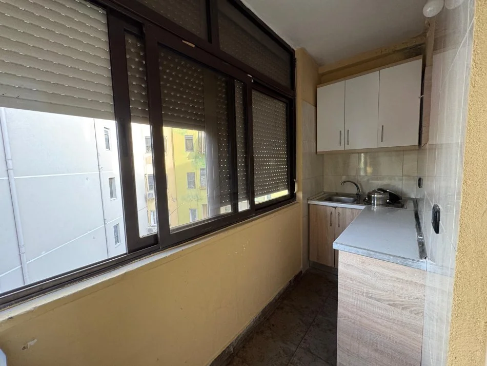 Tirane, jepet me qera apartament 1+1+Ballkon Kati 5, 60 m² 500 € (Stadiumi Dinamo)
