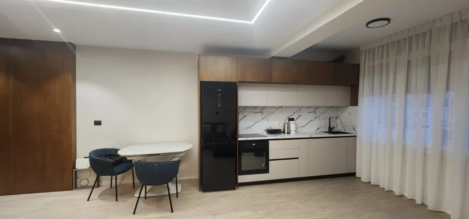 Tirane, jepet me qera apartament 1+1 Kati 6, 750 € (ne Qender)