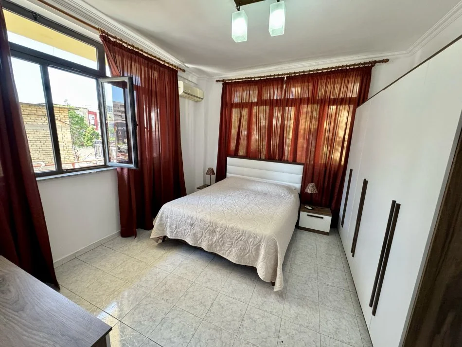 Tirane, jepet me qera apartament 2+1+Ballkon Kati 2, 100 m² 550 € (Rruga e Durresit)