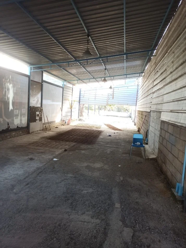 Tirane, jepet me qera magazine Kati 0, 200 m² 800 € (Kashar)