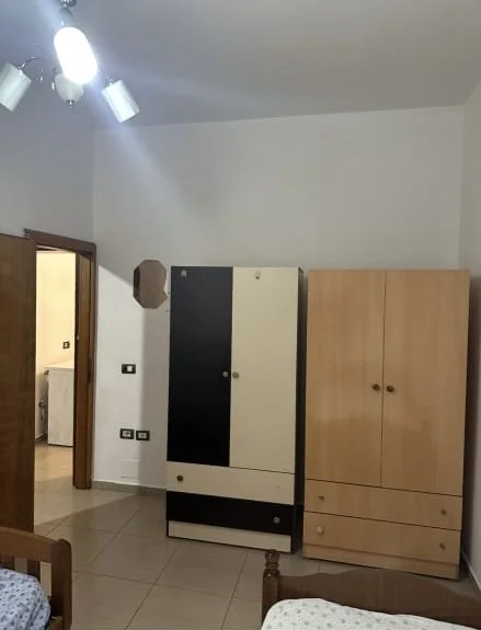 Tirane, jepet me qera apartament 1+1 Kati 1, 78 m² 300 € (Triga Havzi Nela)