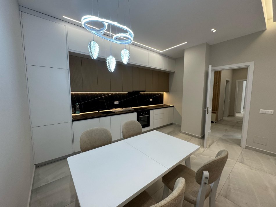Tirane, jepet me qera apartament 2+1 Kati 4, 100 m² 1.100 € (vasil shanto)