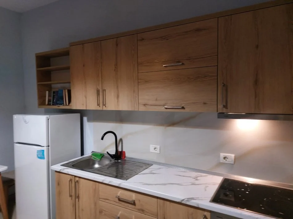 Tirane, jepet me qera apartament 1+1 Kati 2, 65 m² 400 € (Farmacia 10, Rruga Vedat Kokoma.)