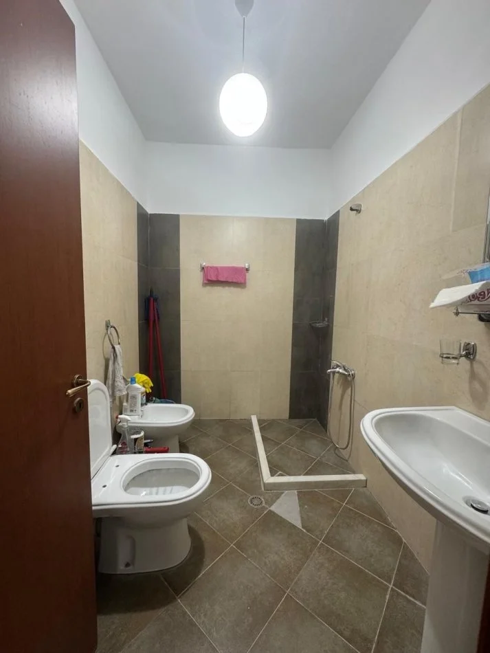 Tirane, jepet me qera apartament 1+1+Ballkon , 500 € (Kristal Center)
