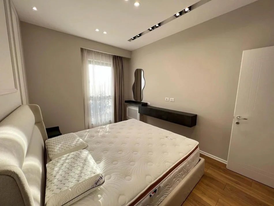 Tirane, jepet me qera apartament 1+1+Ballkon Kati 20, 77 m² 1.000 € (Garden Building Residence)