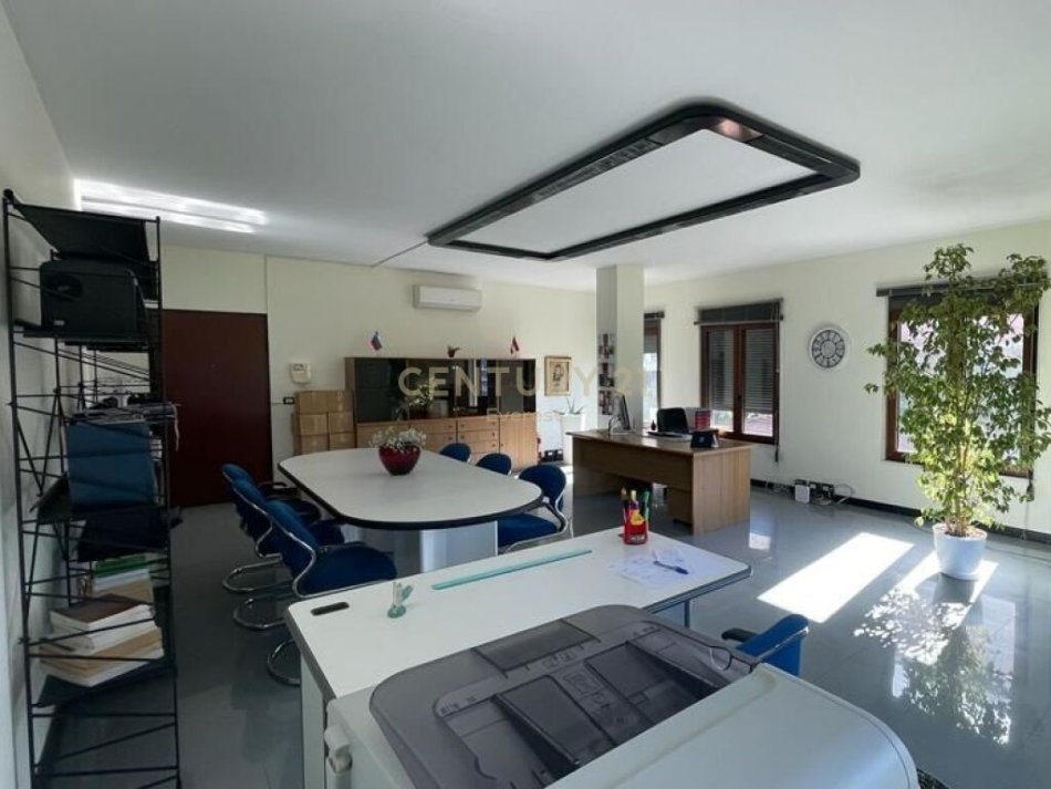 Tirane, jepet me qera ambjent biznesi Kati 3, 98 m² 1.000 € (Ruga e Elbasanit)