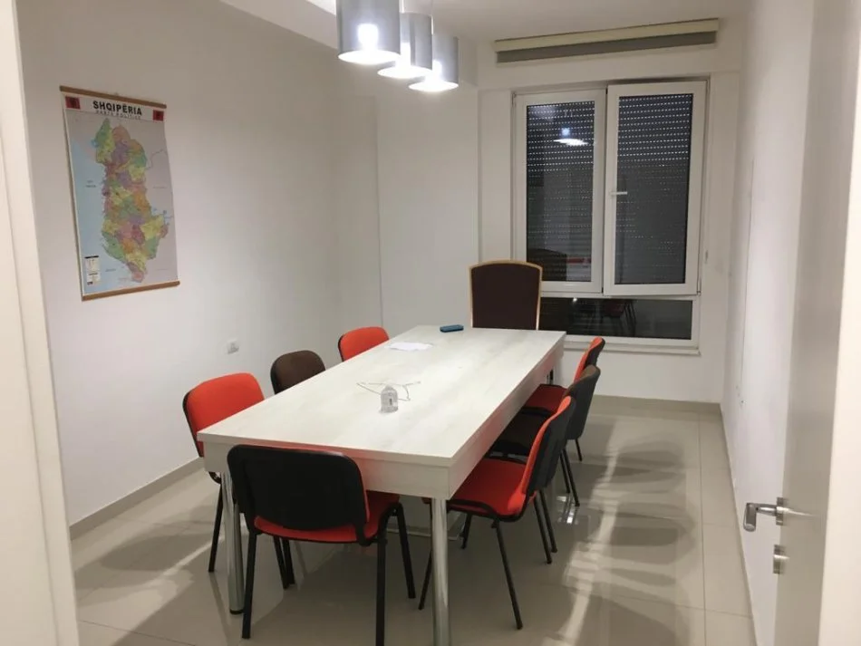 Tirane, jepet me qera zyre Kati 7, 90 m² 700 € (Myslym Shyri)