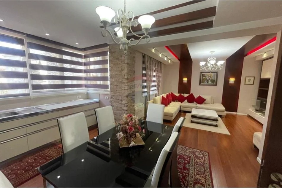 jepet me qera , 95 m² 700 € (Apartament 2+1+2- Materniteti i Ri)