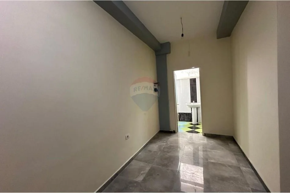 jepet me qera , 30 m² 300 € (Dyqan per qira te Liqeni Thate)