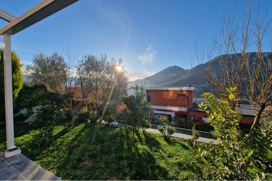 shitet , 240 m² 550.000 € (Vile 3 kateshe per Shitje prane TEG!)