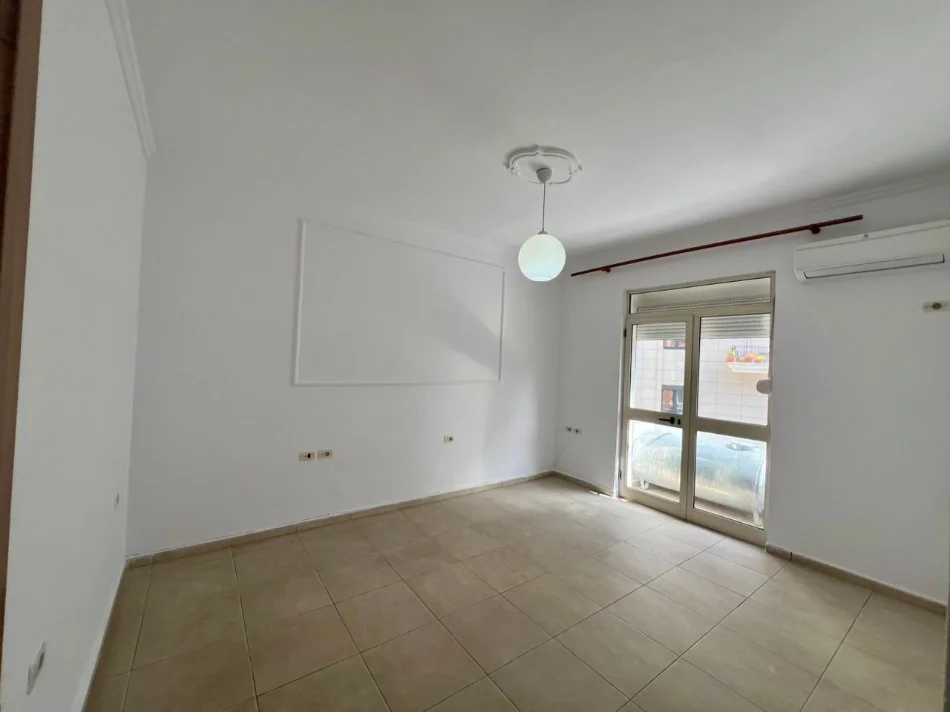 Tirane, jepet me qera apartament 2+1+Ballkon Kati 4, 65 m² 450 € (Bulevardi zogu i pare)