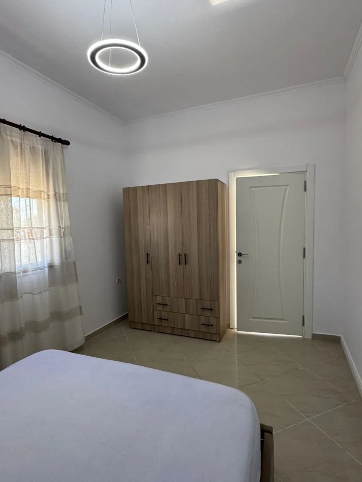 Tirane, jepet me qera shtepi 2+1 Kati 2, 80 m² 450 € (Ne fund te Bulevardit te Ri)