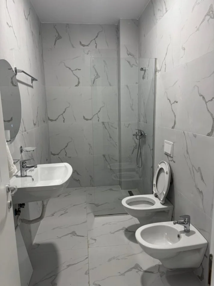 Tirane, jepet me qera apartament 3+1 Kati 15, 120 m² 1.900 € (Rruga Kavajes)