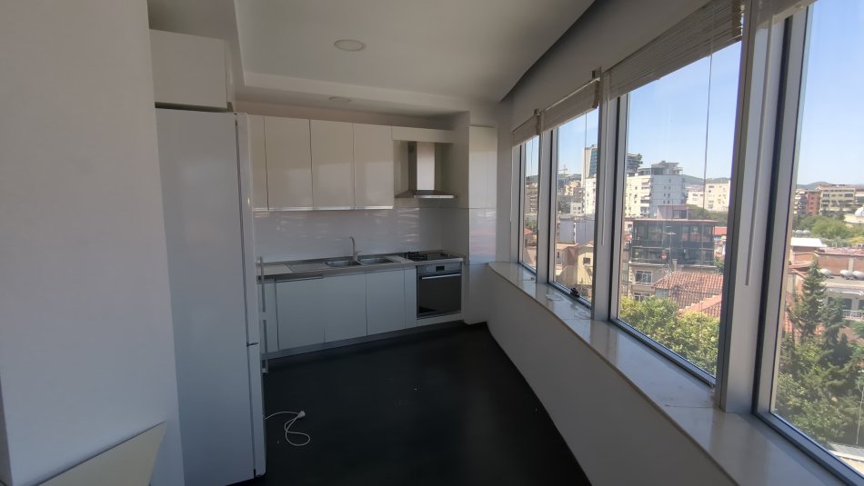 Tirane, jepet me qera 3+1 Kati 4, 180 m² 1.500 € (RRUGA BUDI)