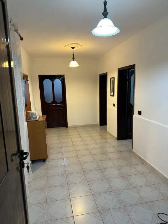 jepet me qera , 480 €