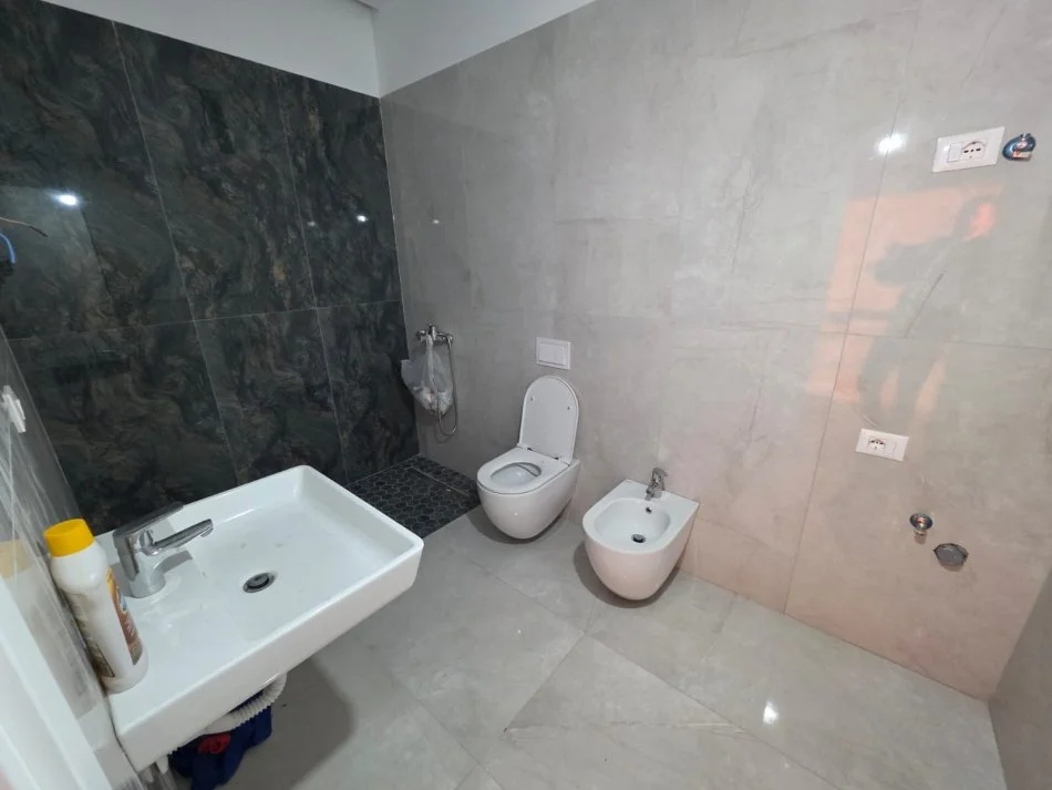 Tirane, jepet me qera ambjent biznesi Kati 15, 160 m² 1.800 € (Rruga e Kavajës)