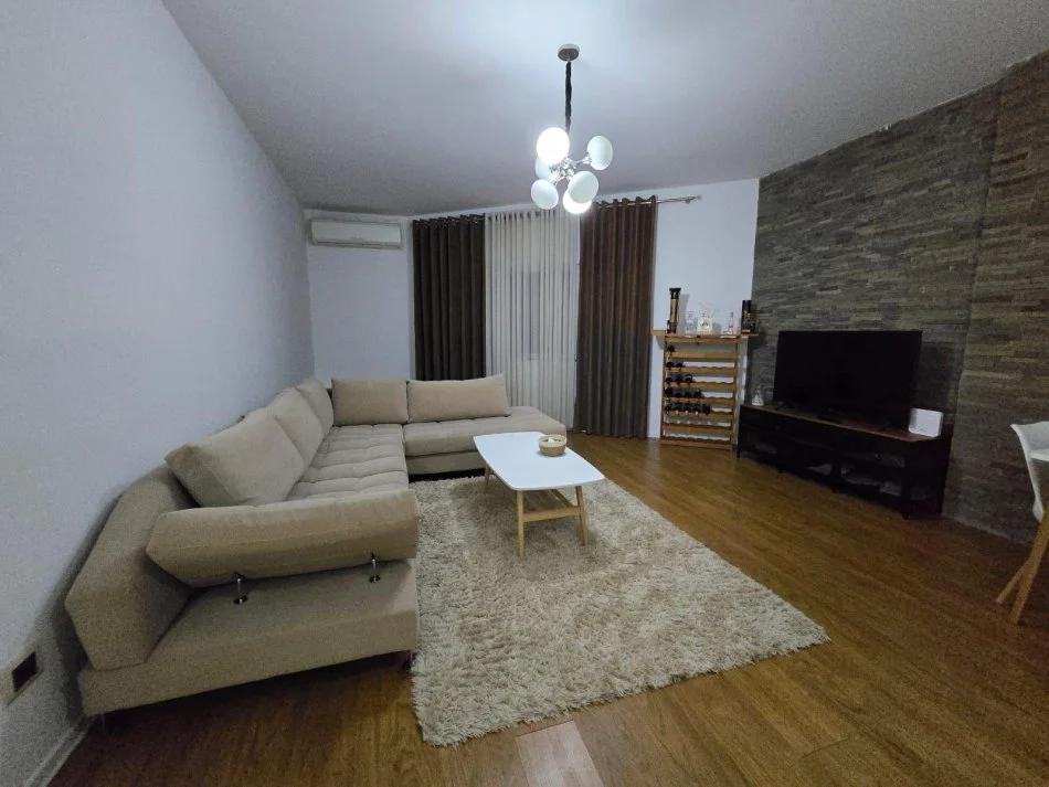 Shqiperi, jepet me qera apartament 1+1+Ballkon Kati 3, 600 m² 600 € (Rruga Liqeni i Thate)