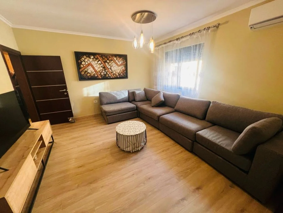 Tirane, jepet me qera apartament 2+1+Ballkon Kati 4, 75 m² 600 € 