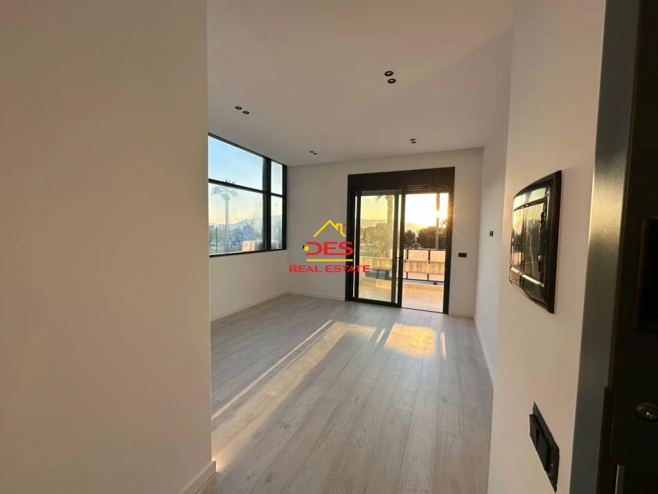 Vlore, shitet apartament 1+1+Aneks Kati 1, 75 m² 250.000 € (Rruga Murat Tërbaçi)