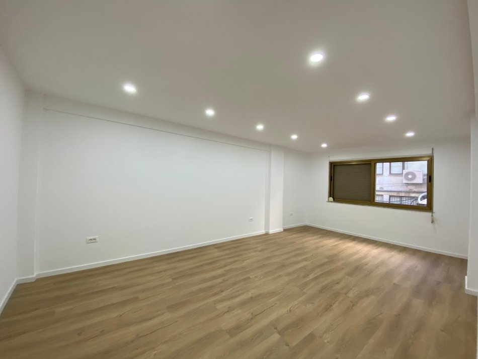 Tirane, jepet me qera zyre Kati 1, 125 m² 1.200 € (BLLOK)