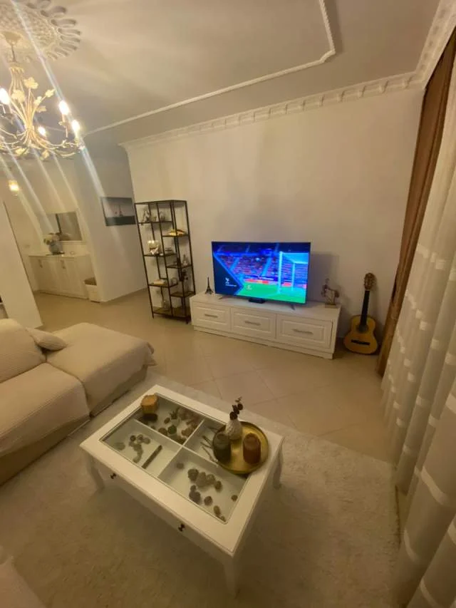 Tirane, jepet me qera apartament 2+1+BLK Kati 7, 95 m² 700 Euro (Rruga Teodor Keko)