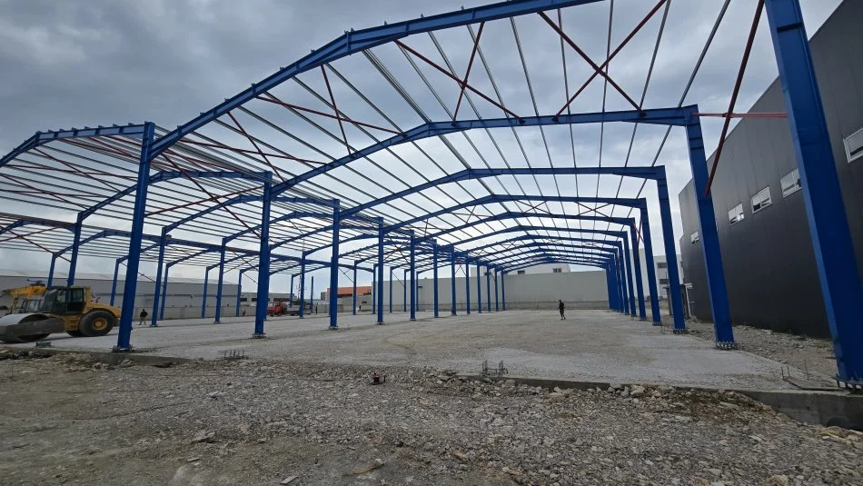 Tirane, jepet me qera ambjent biznesi Kati 0, 4.570 m² 9.450 € (Autostrada Durres-Tirane)