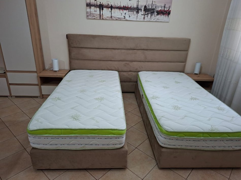 Tirane, okazion Shiten 2 krevate + dyshek+ 2 komedina. 350 €