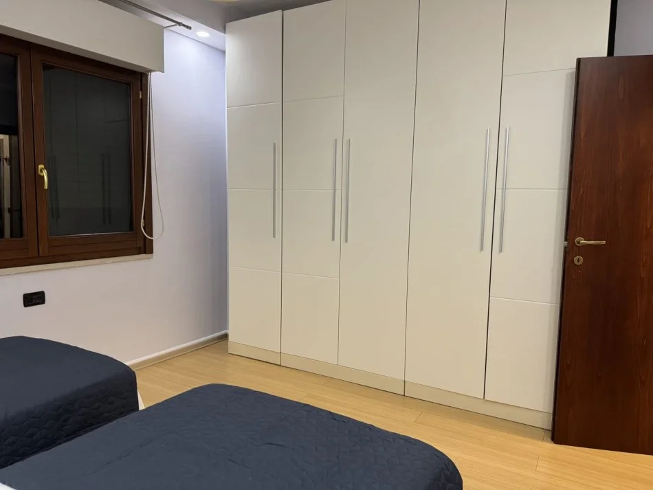 Tirane, jepet me qera apartament 2+1+Ballkon Kati 3, 113 m² 900 € (Komuna e Parisit)