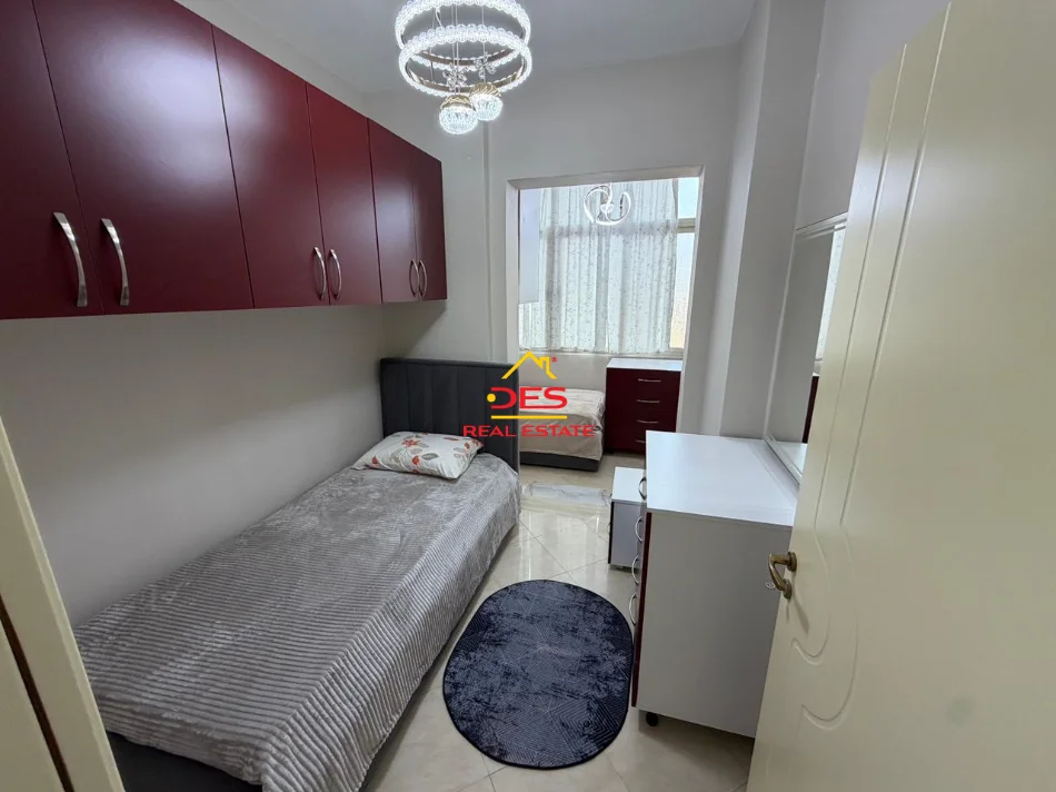 Vlore, jepet me qera apartament 2+1+Ballkon Kati 4, 90 m² 500 € (Rruga Irakli Pylli)