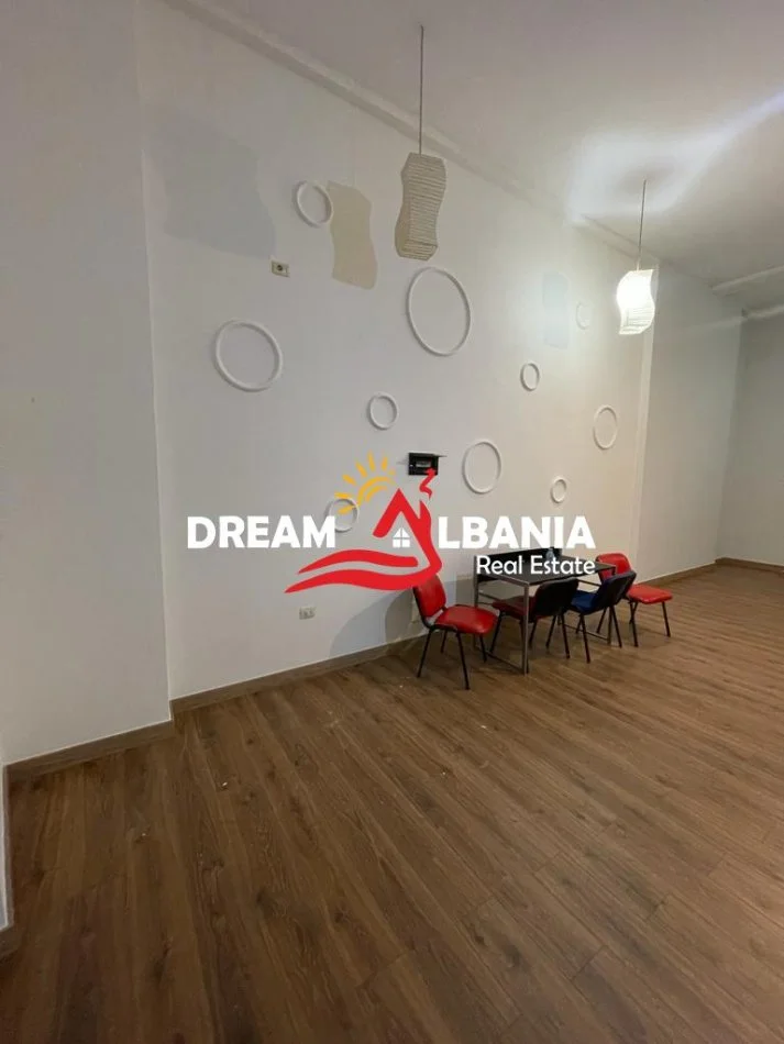 Tirane, jepet me qera zyre , 62 m² 350 € (Ish Parku)