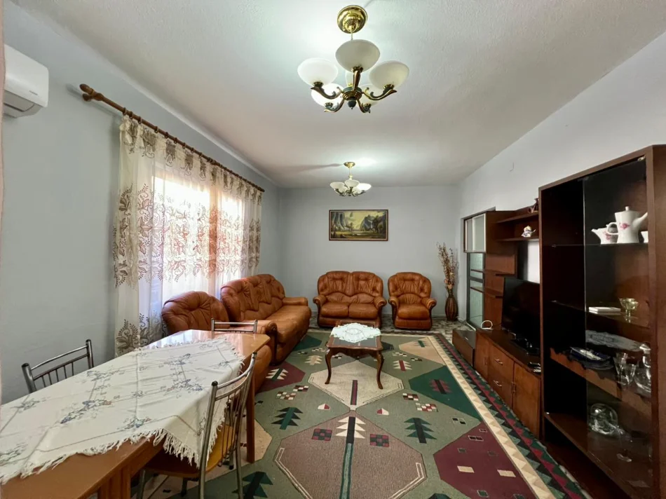 Tirane, jepet me qera shtepi 5+1+Ballkon Kati 2, 250 m² 550 € (Rruga Shefqet Kuka)