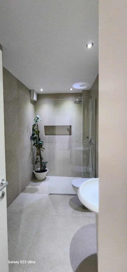 Tirane, jepet me qera apartament 2+1+Ballkon Kati 4, 90 m² 500 € (Pazari i Ri)