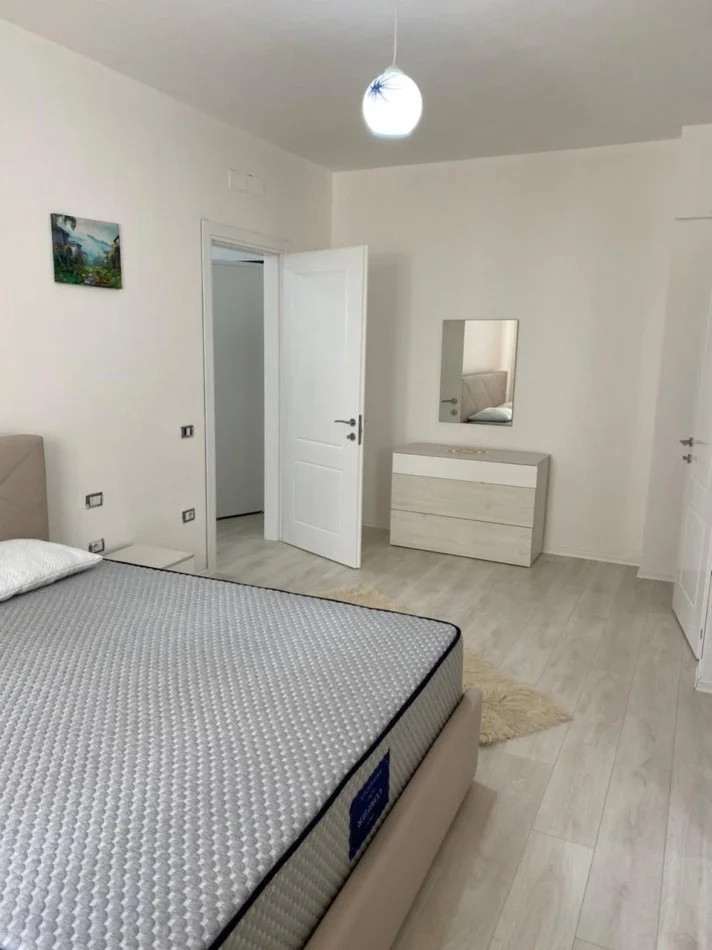 Tirane, jepet me qera apartament 2+1+Ballkon Kati 2, 102 m² 600 € (Liqeni i Thate)