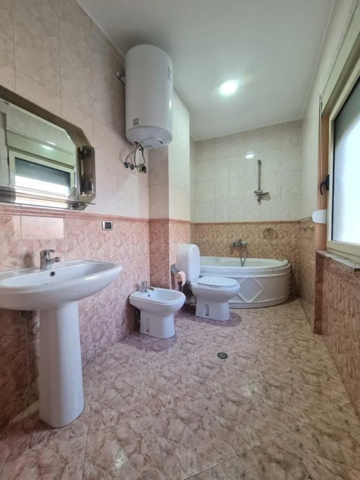 Durres, jepet me qera apartament 3+1 Kati 3, 138 m² 850 € (Stacioni i Trenit, Banka Intesa San Paolo)