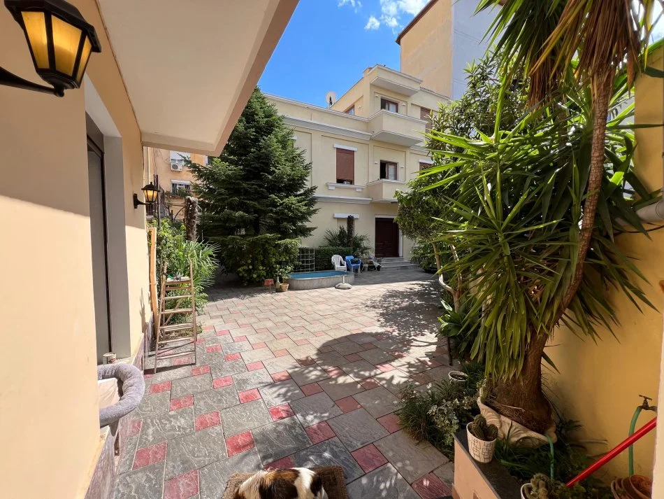 Tirane, jepet me qera Vile 4+1 Kati 1, 200 m² 1.200 € (medreseja)